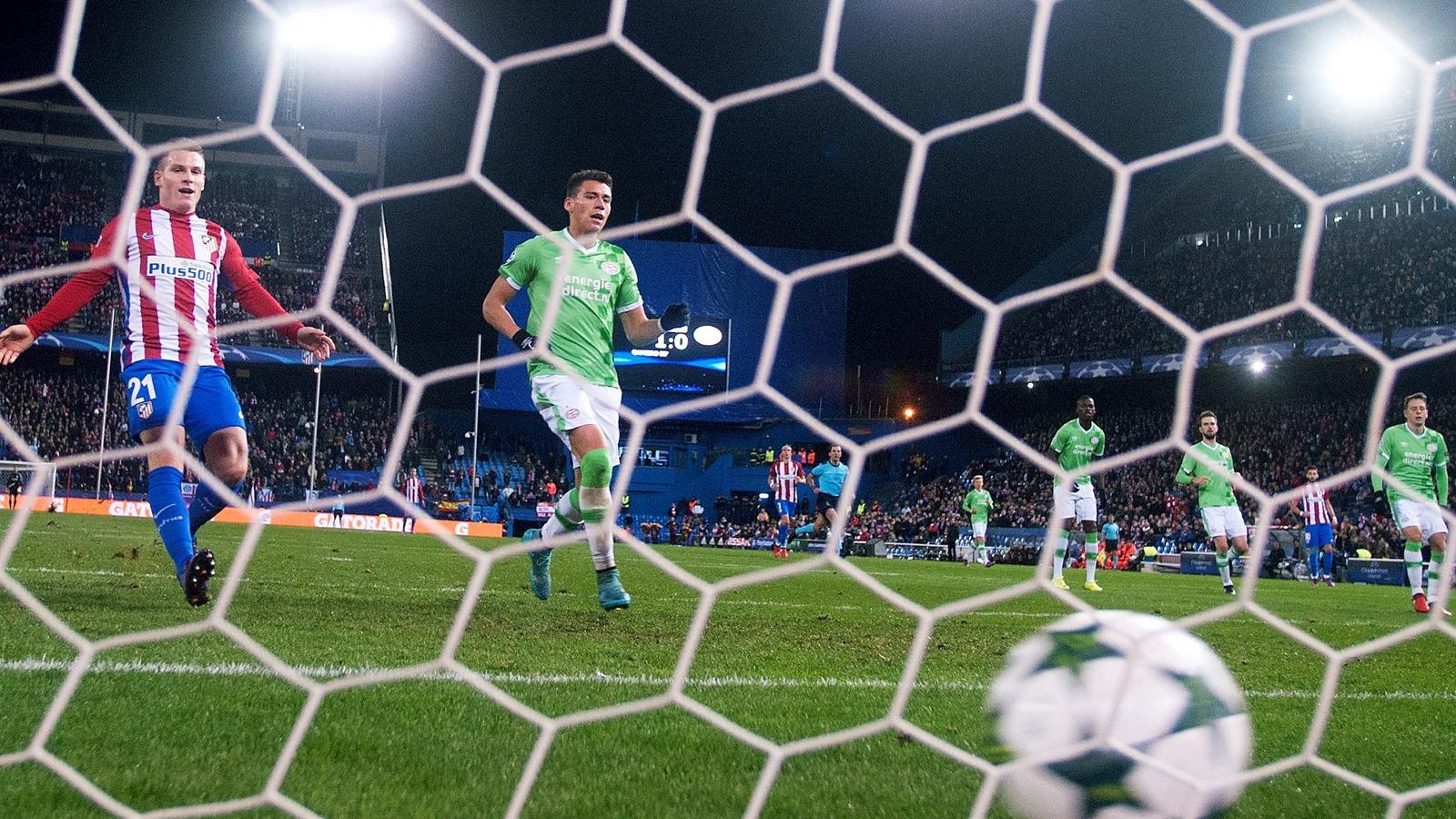 Gameiro (csíkosban) lövése után jutott előnyhöz az Atlético Madrid FOTÓ: EUROPRESS/GETTY IMAGES/DENIS DOYLE