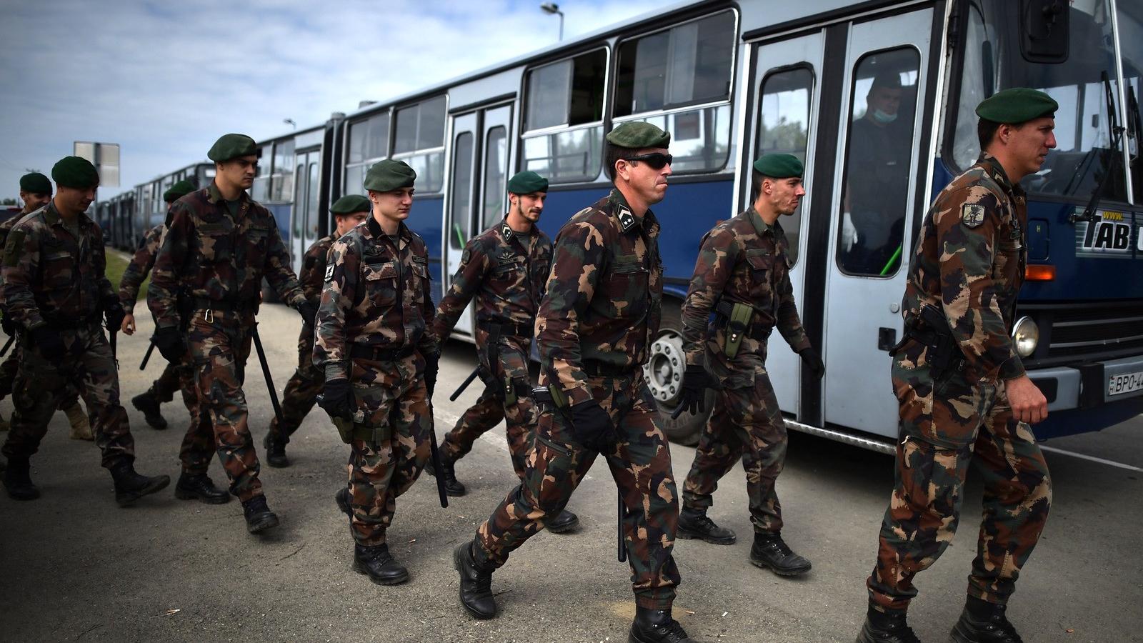 Magyarország - 2015 szeptember katonák érkeznek egy határellenőrzést ponthoz  - fotó: Jeff J Mitchell / Getty Images