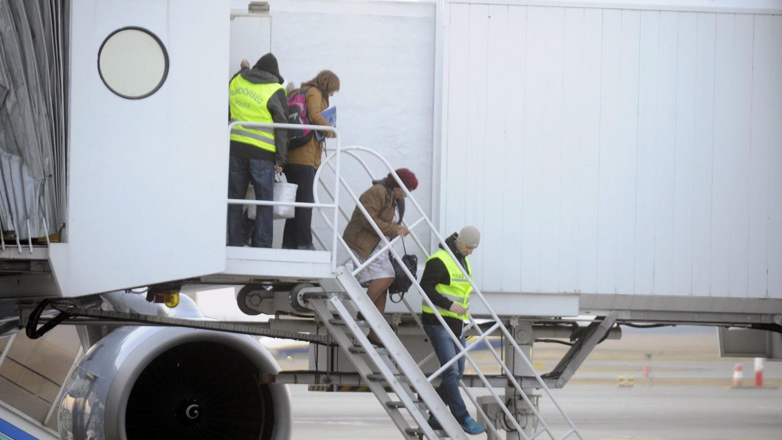 A "Bróker Marcsiként" emlegetett nő a Lufthansa járatával érkezett Budapestre. A Nemzeti Nyomozó Iroda munkatársai kísérik Dobra