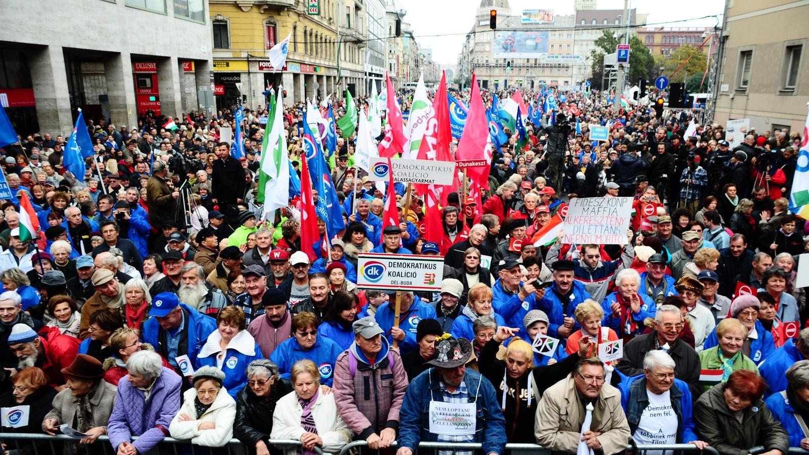 A baloldal közös tüntetése október 23-án. Illusztráció: Molnár Ádám