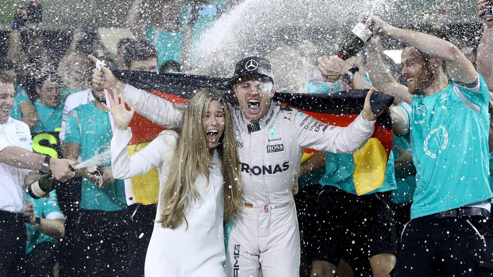 Nico Rosberg feleségével és csapatával ünnepelte pályafutása első Forma–1-es világbajnoki címét FOTÓ: EUROPRESS/GETTY IMAGES/LAR