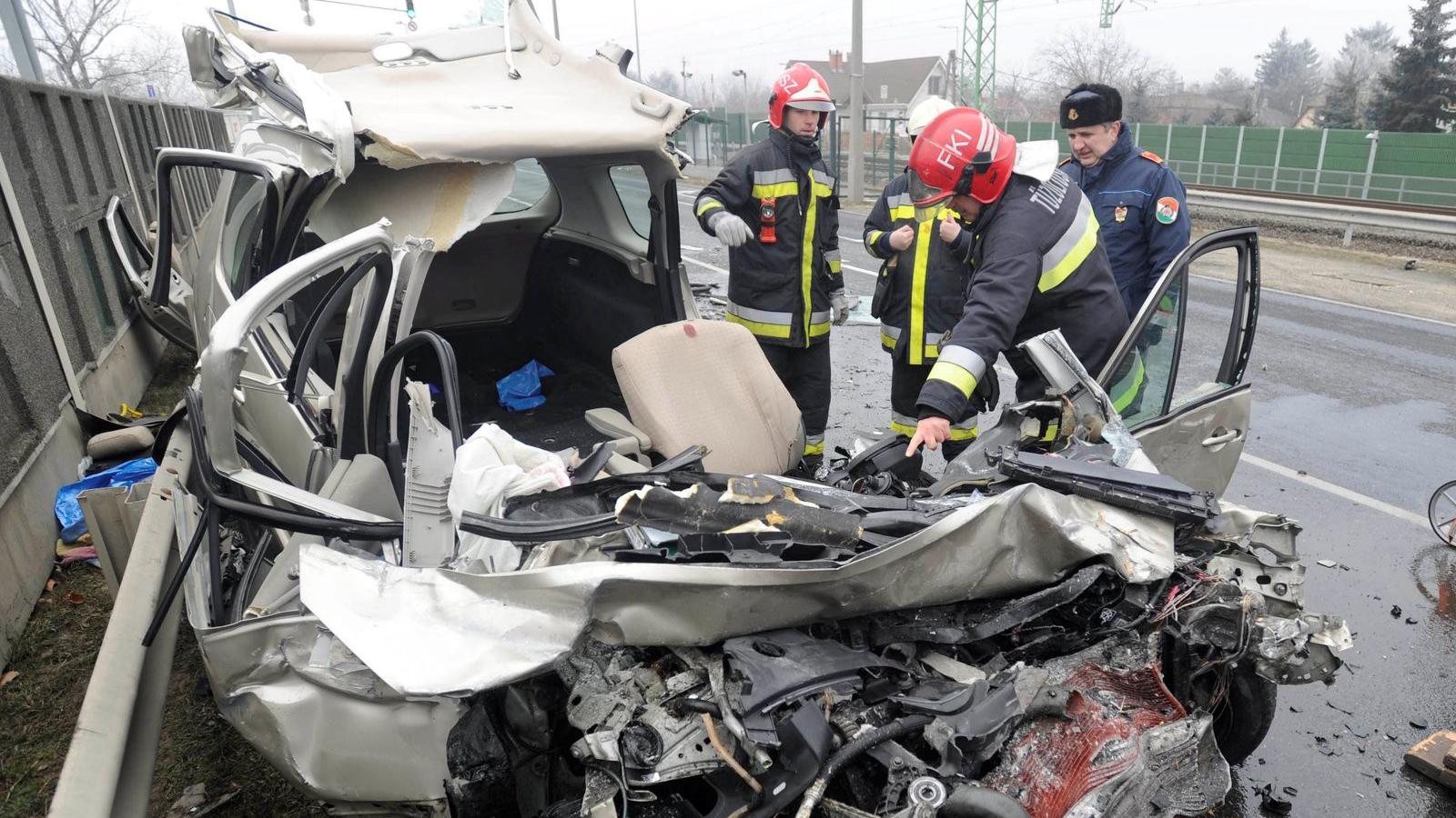 Mentők, tűzoltó és rendőrök Budapesten, a 6-os főúton, az M0-s autóút felüljárója közelében, ahol menetrend szerint közlekedő au