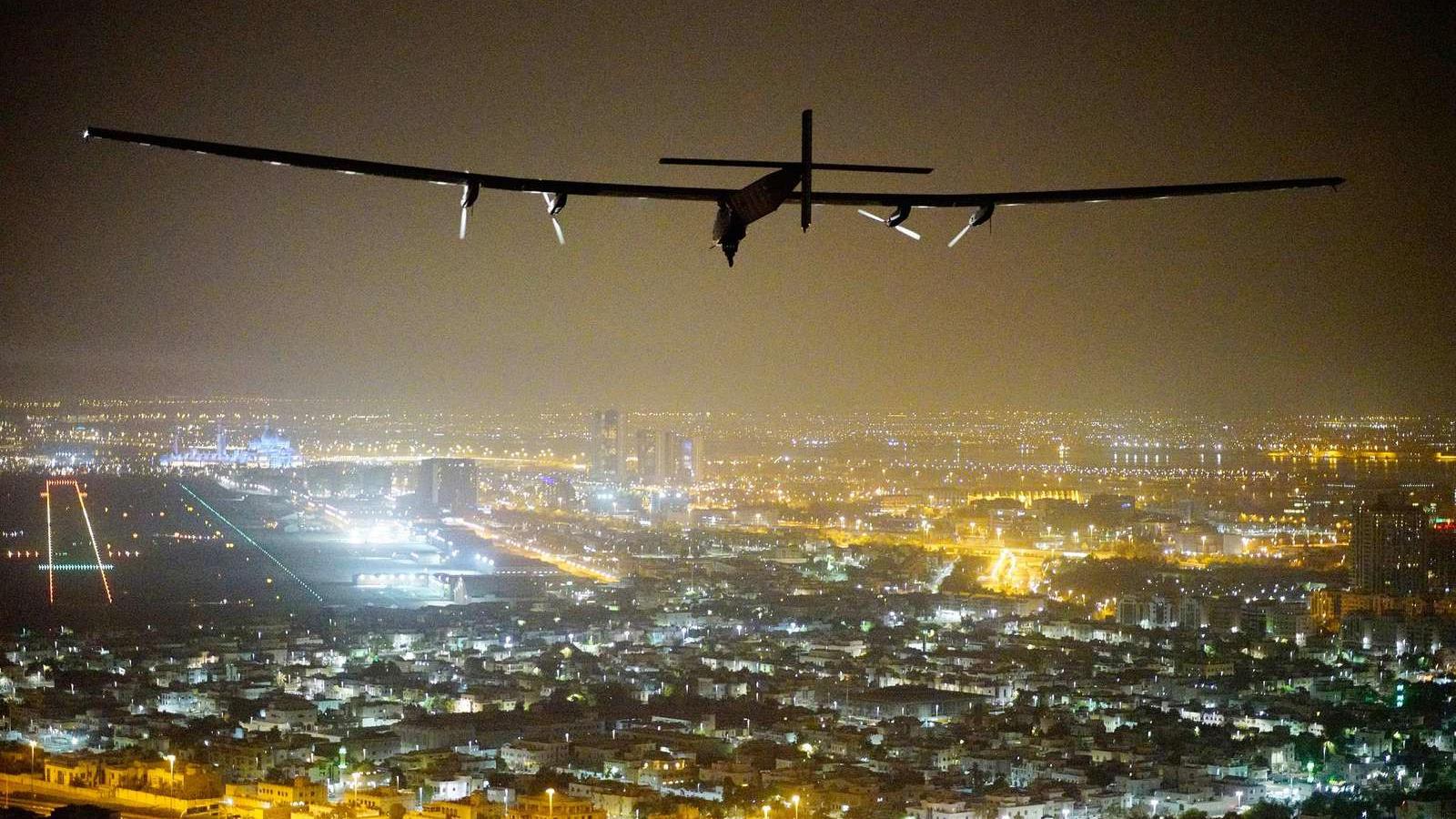 Július 26-án szállt le Abu-Dzabiban a Solar Impulse 2, ezzel véget ért az első kizárólag napenergiával hajtott repülőgép Föld kö