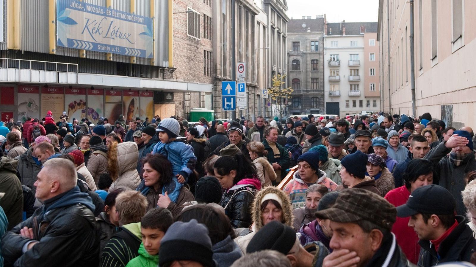 A kígyózó sorok a karácsonyi ételosztásnál pontosan mutatják, mekkora szükség is lenne arra a 30 milliárdos támogatásra, amit a 