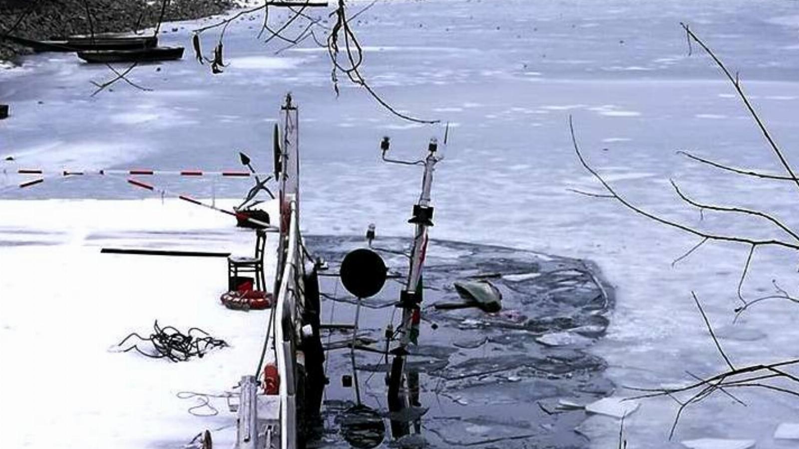 Csak a hajó árbóca látszik ki a komp mellett FOTÓ: NÉPSZAVA