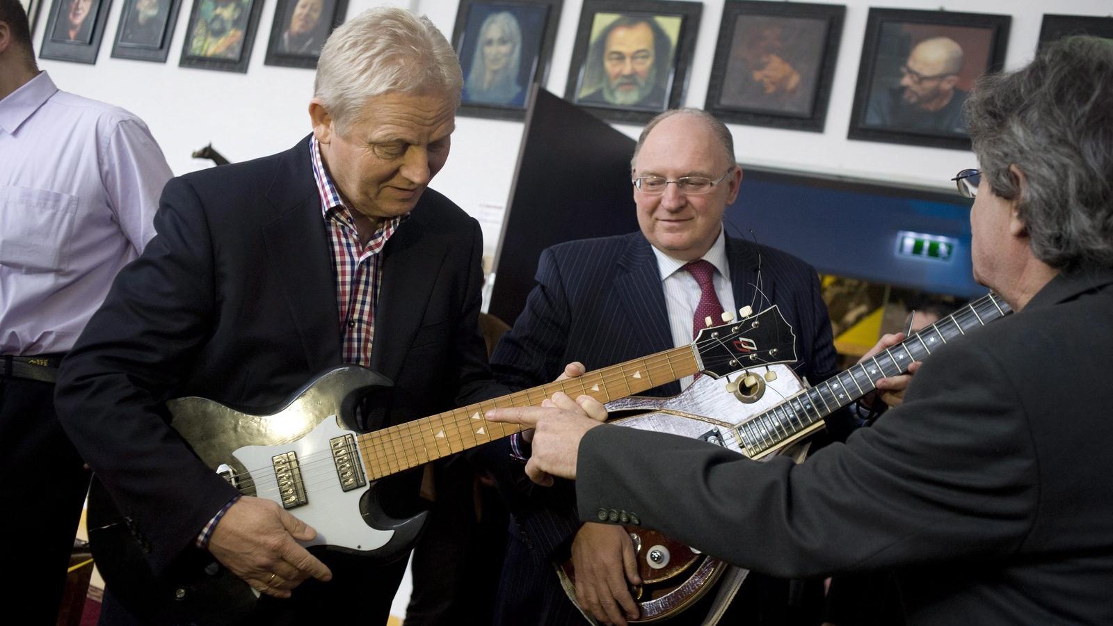 Tarlós István főpolgármester és Tóth József, a XIII. kerület polgármestere gitárokat próbálnak ki a Rockmúzeum megnyitóján az an