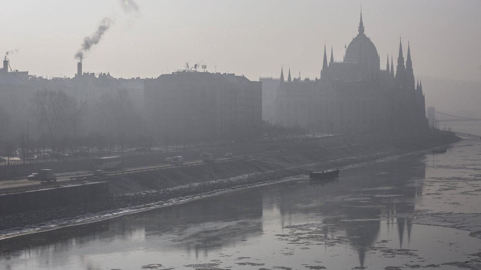 A fővárosban továbbra is fenntartják a szmogriadó tájékoztatási fokozatát. . A Parlament épülete szmogban 2017. január 24-én. MT