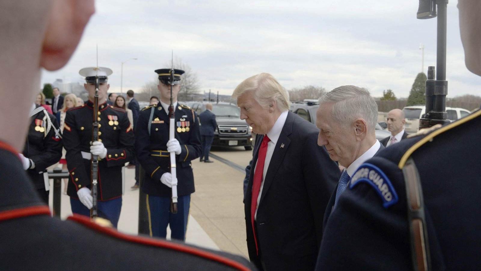 Donald Trump és James Mattis. Az új elnök egyik első útja a Pentagonba vezetett FOTÓ: EUROPRESS/GETTY IMAGES/OLIVIER DOULIERY