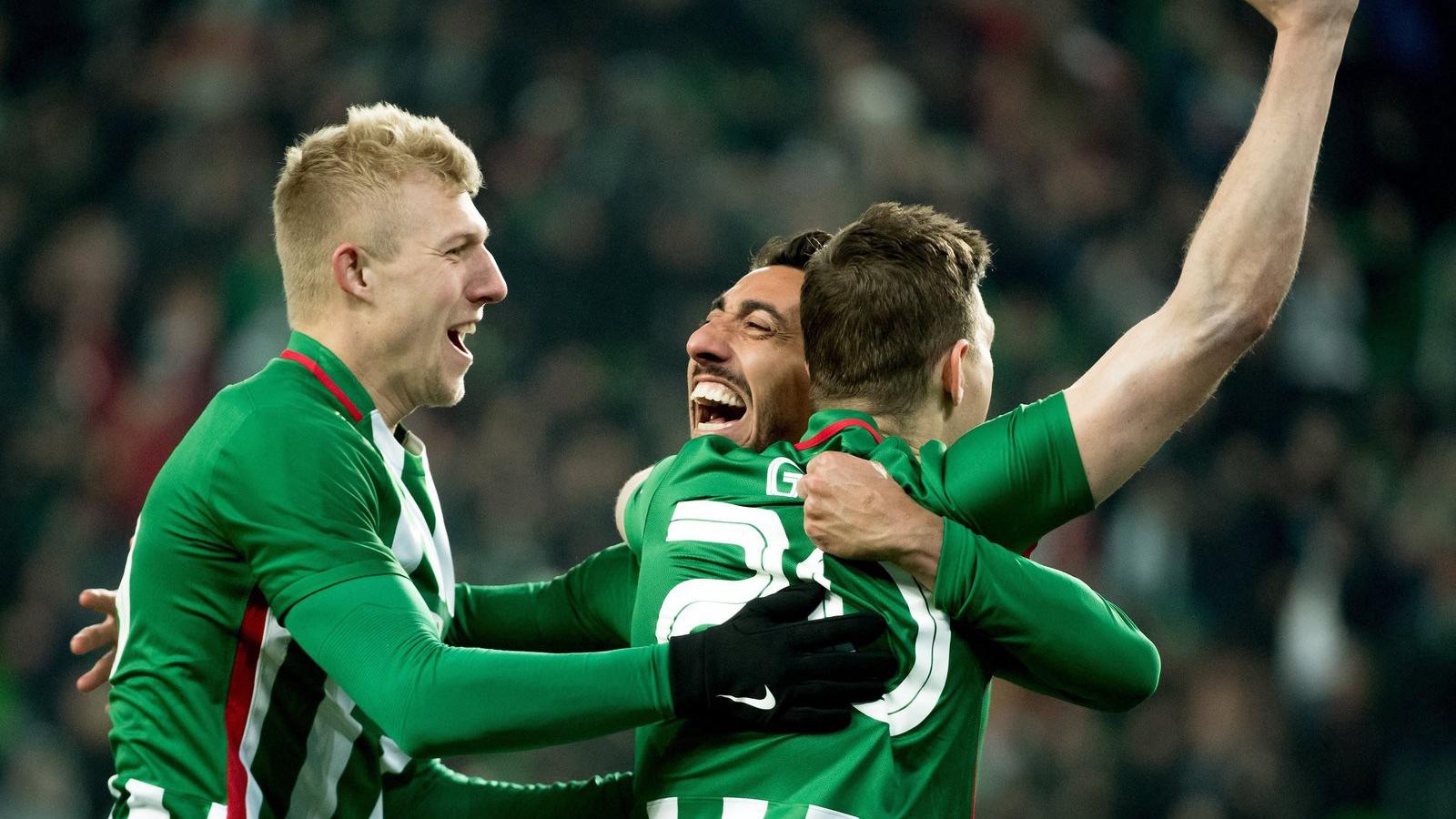 A ferencvárosi Julian Koch, Leandro de Almeida gólszerző és Gera Zoltán (b-j) örül a labdarúgó Magyar Kupa nyolcaddöntőjében ját