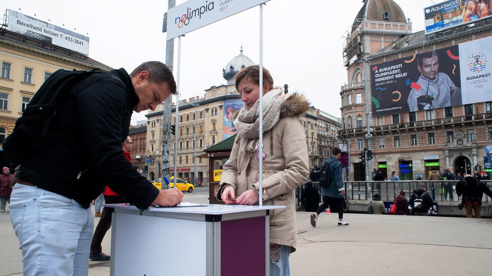 Az utolsó napig, péntek délutánig gyűjtik az aláírásokat a mozgalom aktivistái FOTÓ: MOLNÁR ÁDÁM