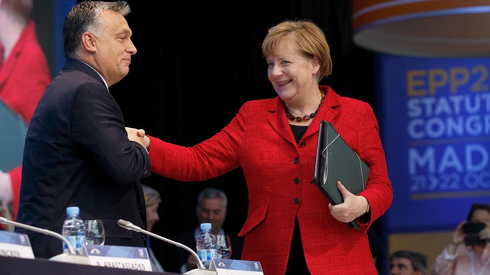 Orbán Merkellel a 2015-ös madridi kongresszuson. FOTÓ:Pablo Blazquez Dominguez/Getty Images