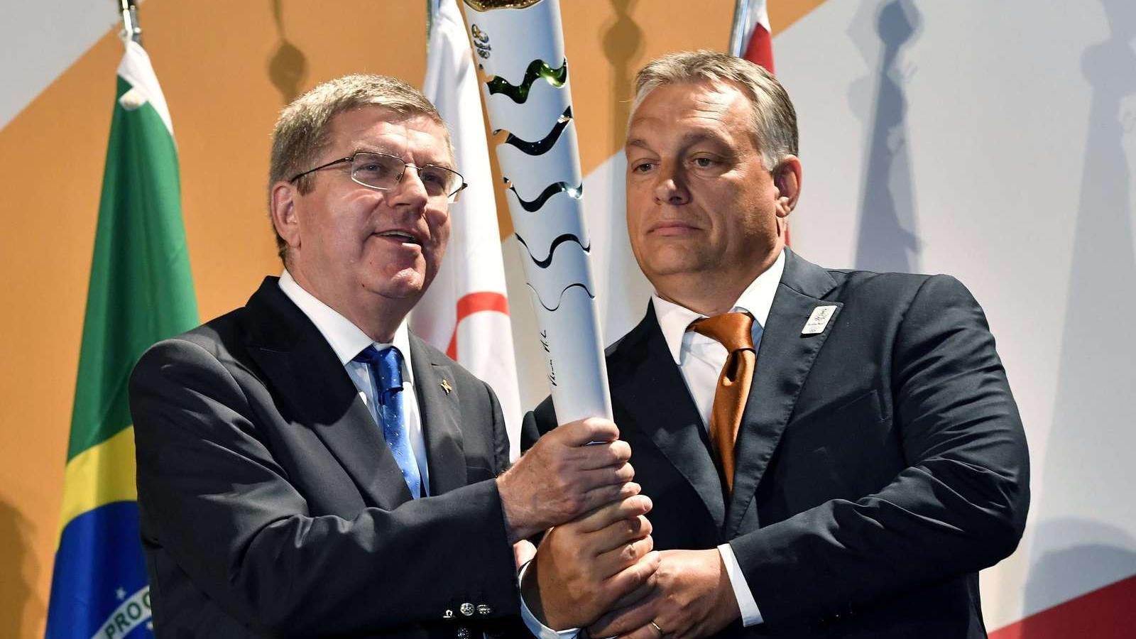 2016. augusztus 19.: Thomas Bach, a Nemzetközi Olimpiai Bizottság elnöke olimpiai fáklyát ajándékoz Orbán Viktornak a Rio de Jan