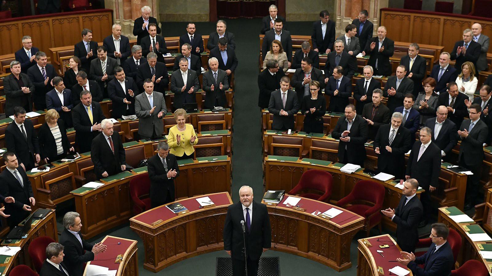  Bándi Gyula, a jövő nemzedékek érdekeinek védelmét ellátó ombudsmanhelyettes (k) megválasztása után leteszi esküjét az Országgy