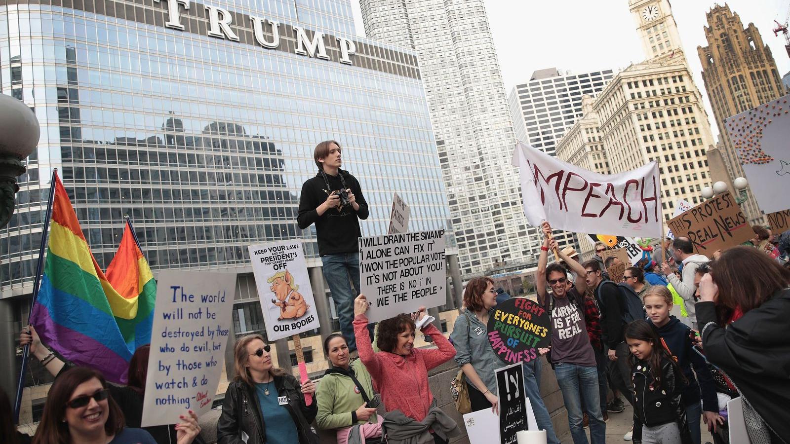 Chicagóban a Trump International hotel előtt tüntettek impeachmentet követelve FOTÓ: EUROPRESS/GETTY IMAGES/SCOTT OLSON