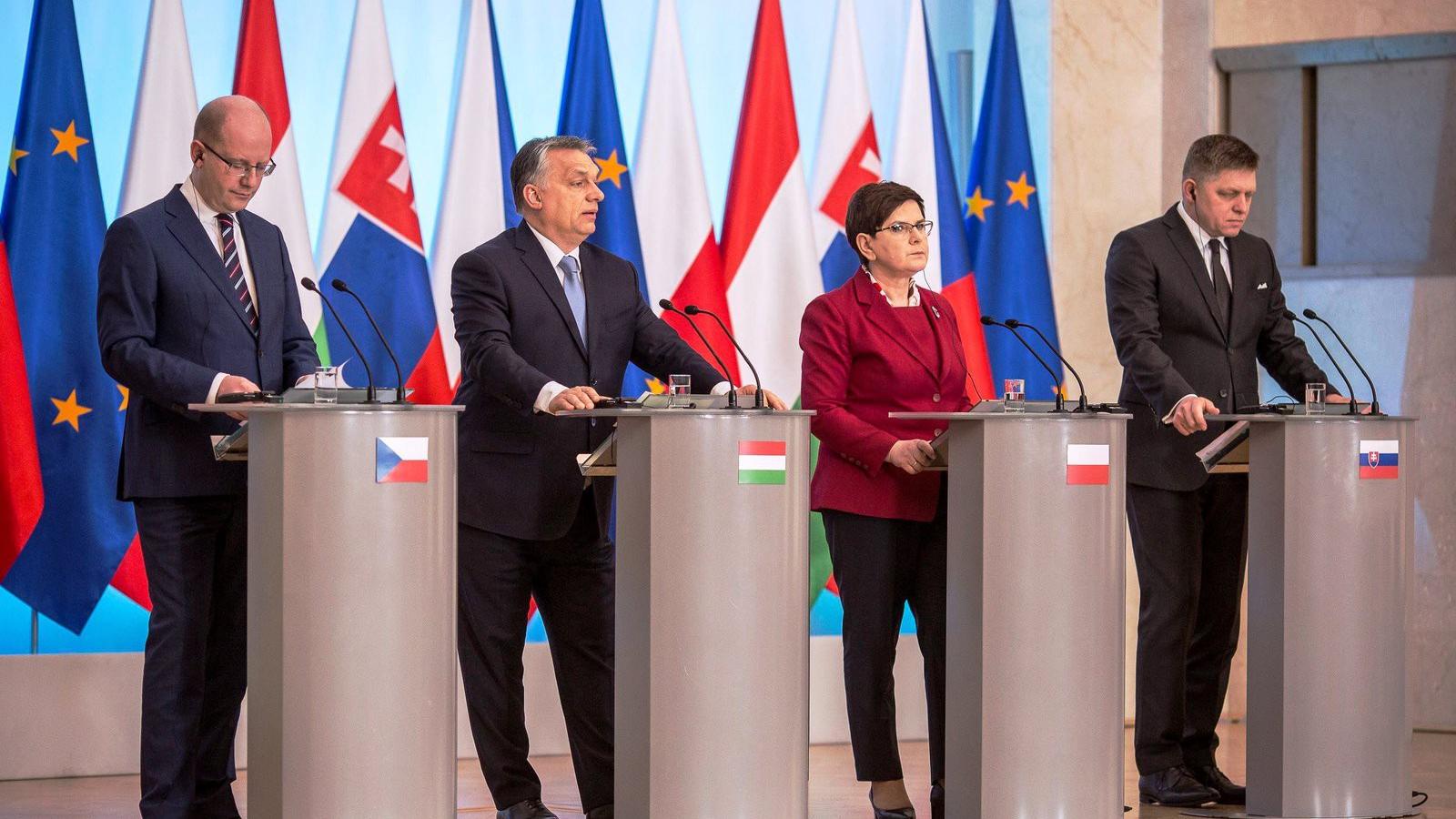 A Miniszterelnöki Sajtóiroda által közreadott képen Bohuslav Sobotka cseh, Orbán Viktor magyar, Beata Szydlo lengyel és Robert F