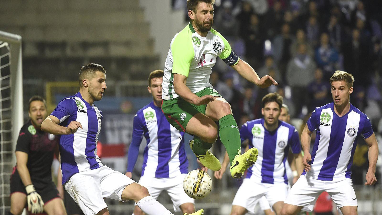  A ferencvárosi Böde Dániel (k), valamint Bojan Sankovic (b) és Balogh Balázs (j) a labdarúgó OTP Bank Liga 22. fordulójában ját