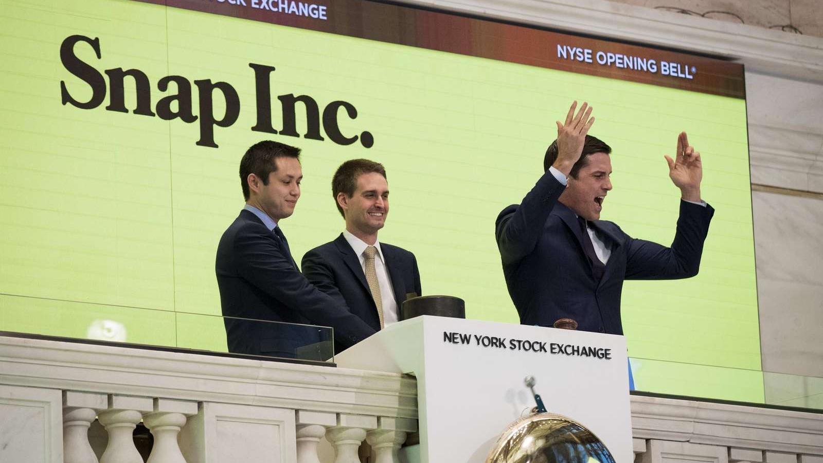 Bobby Murphy, a Snap Inc. műszaki vezérigazgatója, Evan Spiegel vezérigazgató és Thomas Farley, a New York-i tőzsde elnöke az el