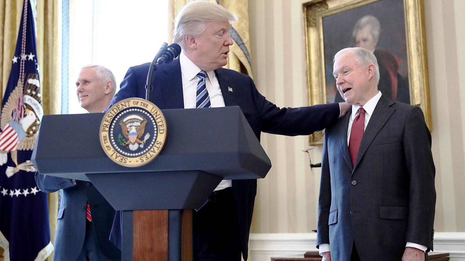 A döntést Jeff Sessions (jobbra) jelentette be FOTÓ: Win McNamee/Getty Images