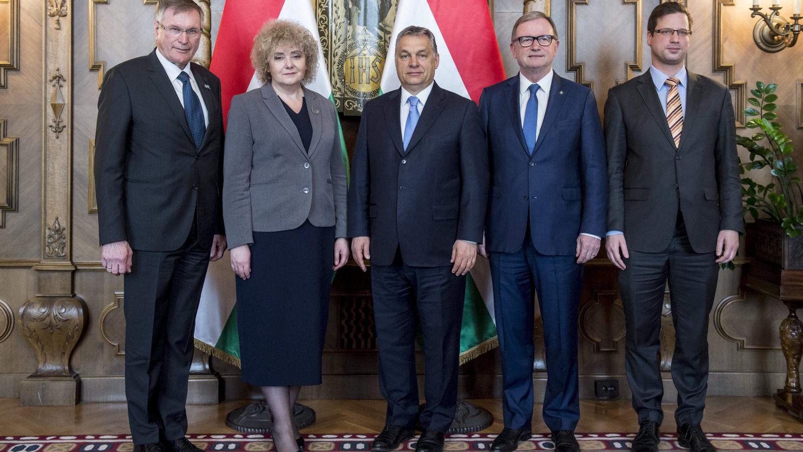 Orbán Viktor miniszterelnök, valamint Johannes Singhammer, a Bundestag alelnöke, Maria Koc, a lengyel szenátus alelnöke, Karlhei