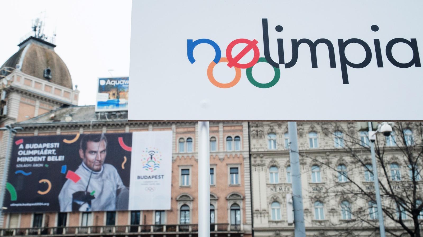 Elől a NOlimpia, háttérben a kormány olimpiai pályázatról szóló plakátja, FOTÓ: Molnár Ádám/Népszava