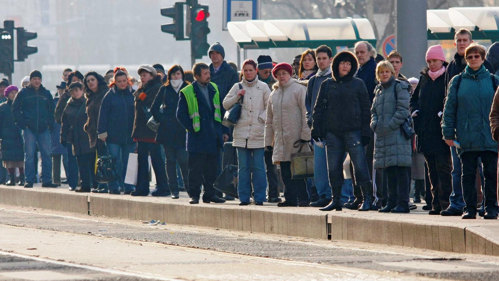 A látszat csal, ez még nem a sztrájk. A várakozás és a tömeg éppúgy része a normális üzemnek, mint a kigyulladó, füstölgő metró 