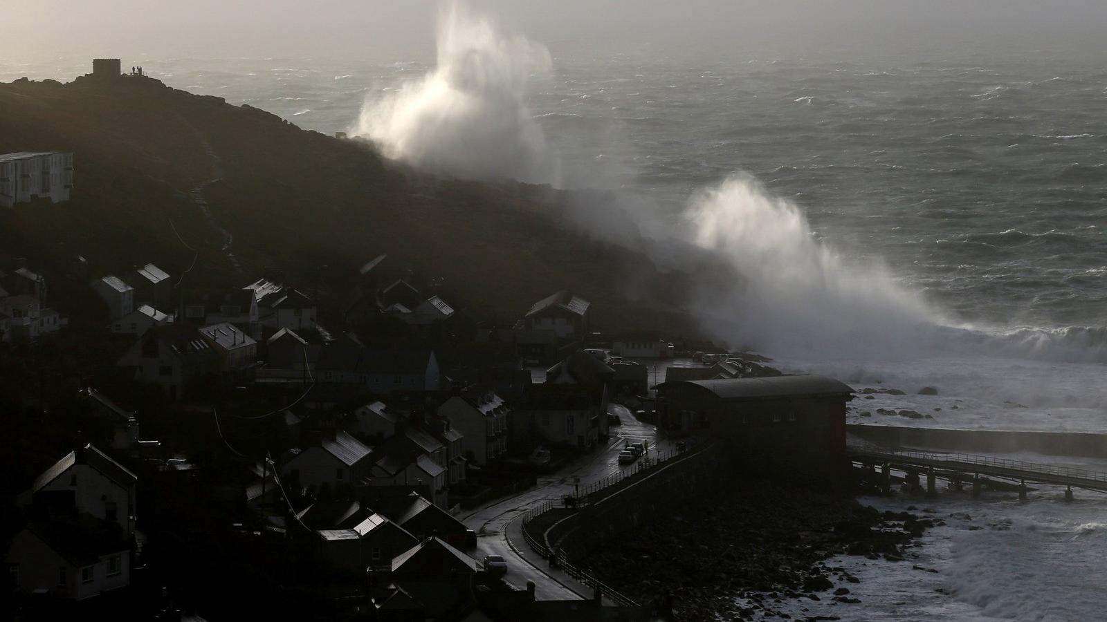 Az orkán erejű szél miatt hatalmas hullámok ostromolják Anglia partjait. Fotó: Matt Cardy/Getty Images 