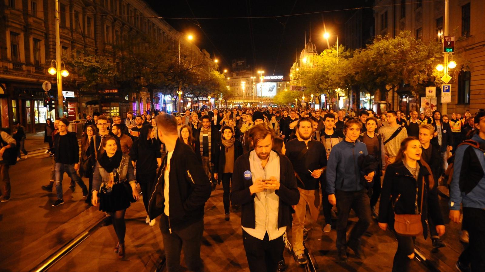 A vasárnapi tüntetők vonulnak a Nagykörúton FOTÓ: Molnár Ádám/Népszava