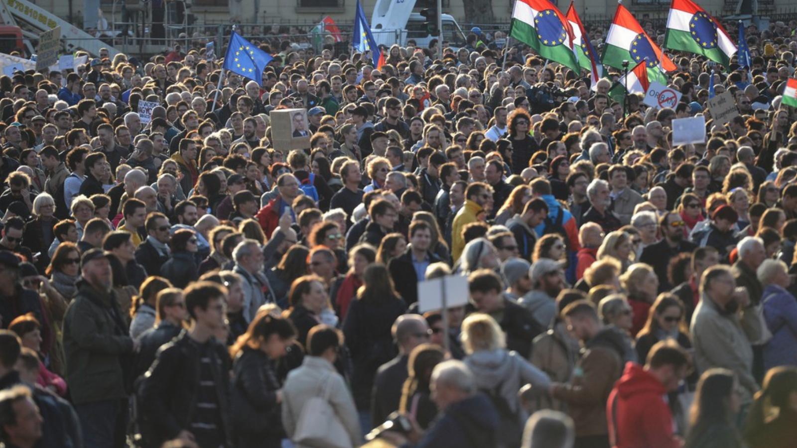 A Népszava fotója a vasárnapi tüntetésről a Hősök terénél