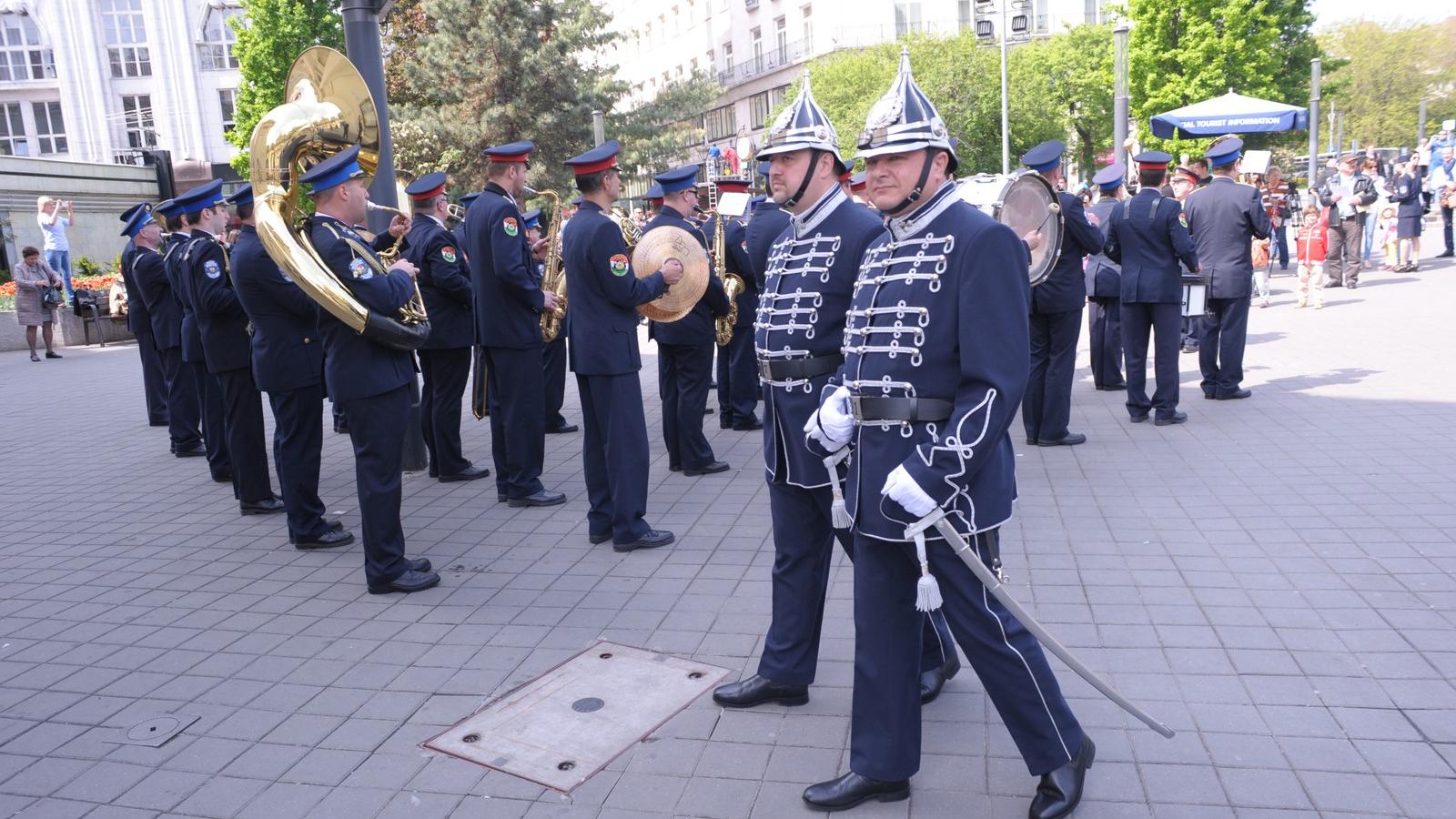 Hagyományőrző rendőrzenekar FOTÓ: Népszava