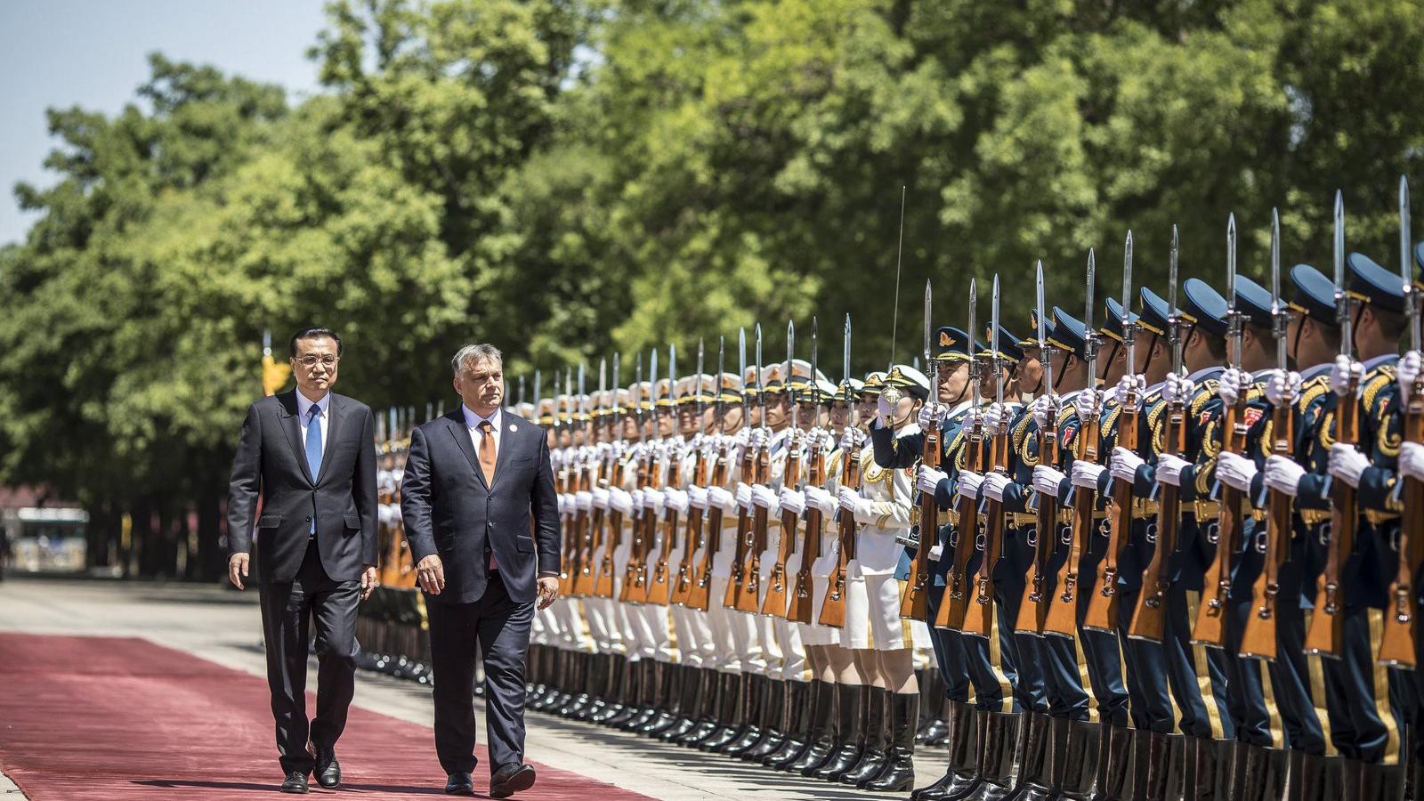 Orbán Viktor Li Ko-csiang kínai kormányfővel a pekingi Nagy Népi Csarnoknál tartott fogadási ünnepségen. MTI Fotó: Miniszterelnö