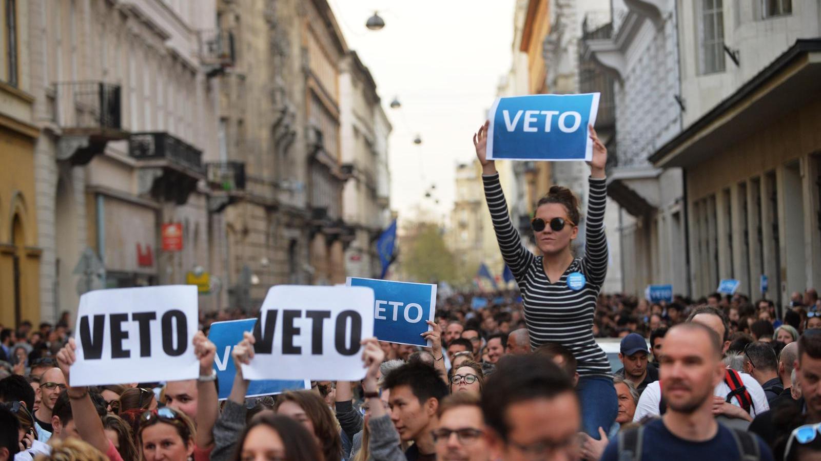 Az MSZP-s képviselők is a VETO feliratot tartották fel a Házban. FOTÓ: Népszava