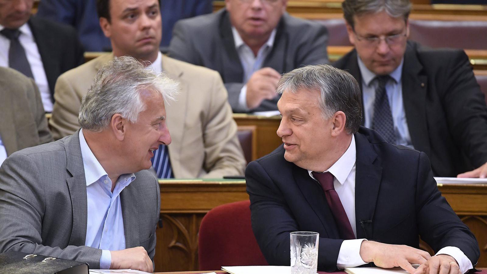 Orbánt az ellenzék erősen támadta, de a kormányfőt ez láthatóan nemigen hatotta meg fű helyettese, Semjén Zsolt társaságában MTI