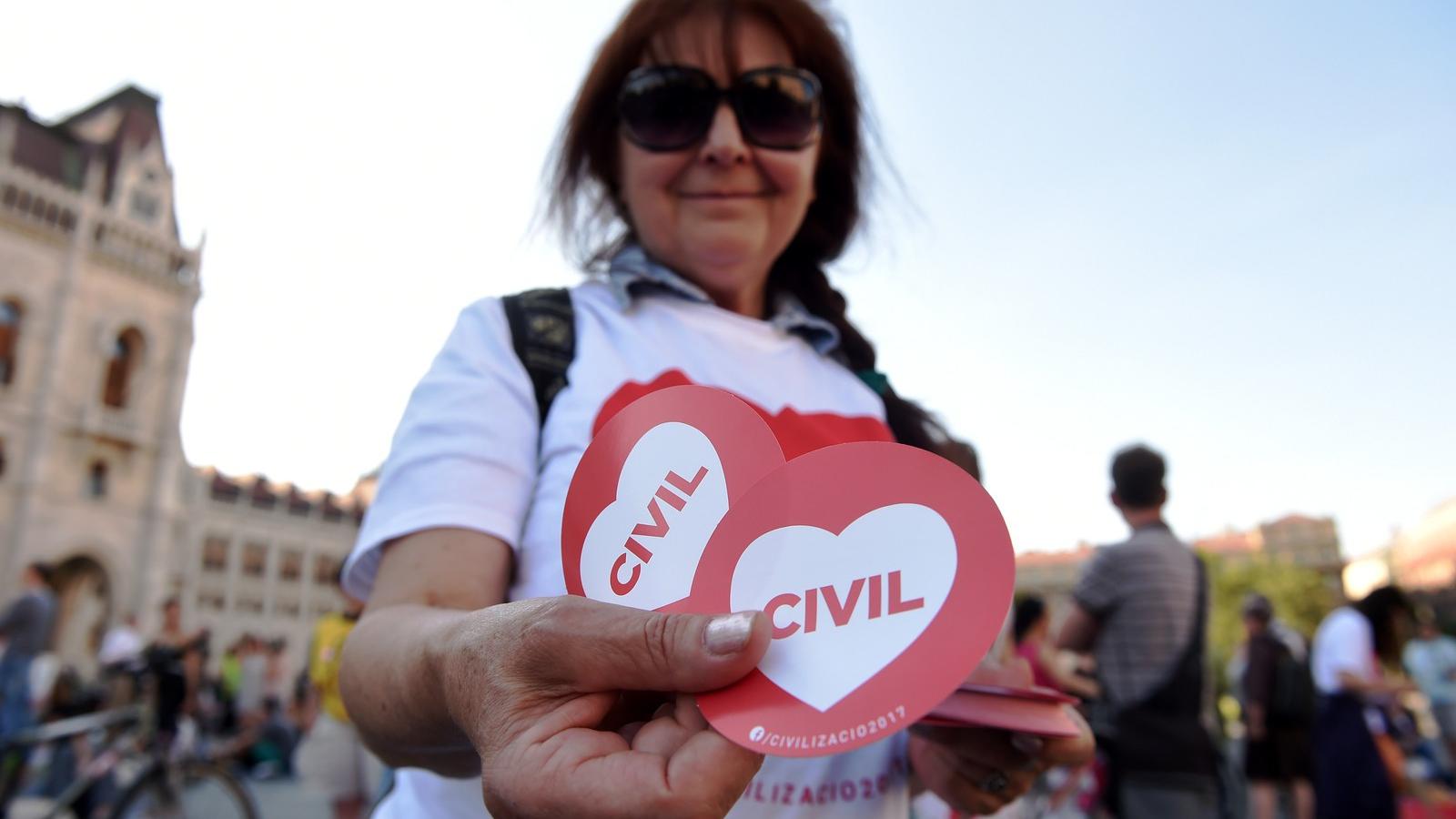 A civilek Hősök Vétója II. - Civilek az országért, az ország a civilekért címmel rendezett demonstrációja a Kossuth Lajos téren 