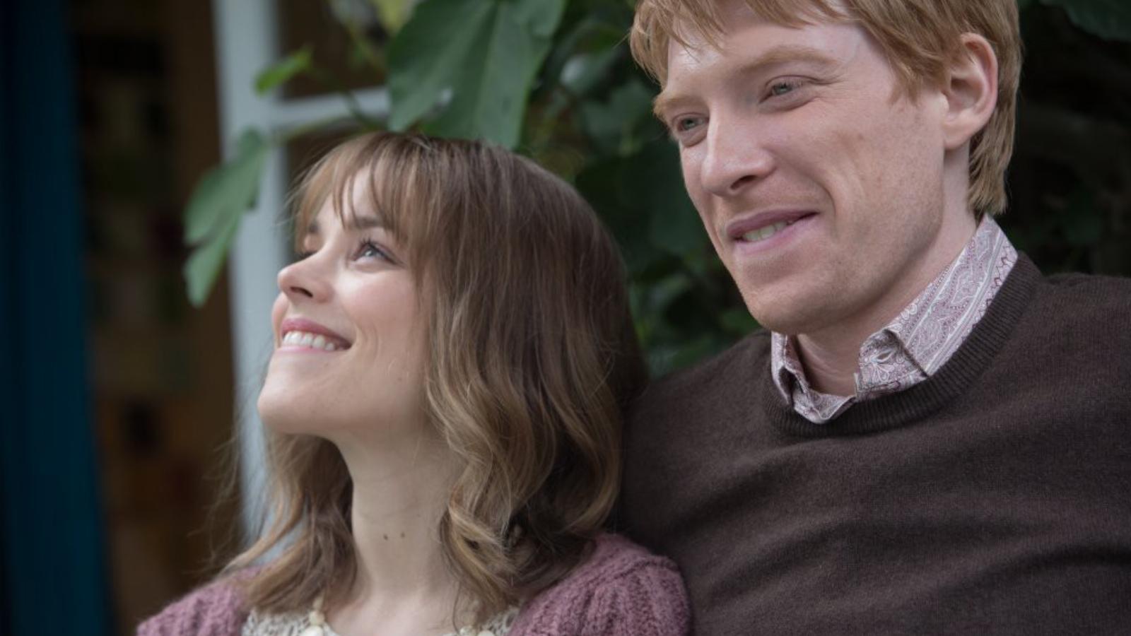 A Harry Potterből ismerős Domhnall Gleeson és a szerelmét játszó Rachel McAdams az Időről időre című fi lmben FORRÁS: UIP-DUNA F