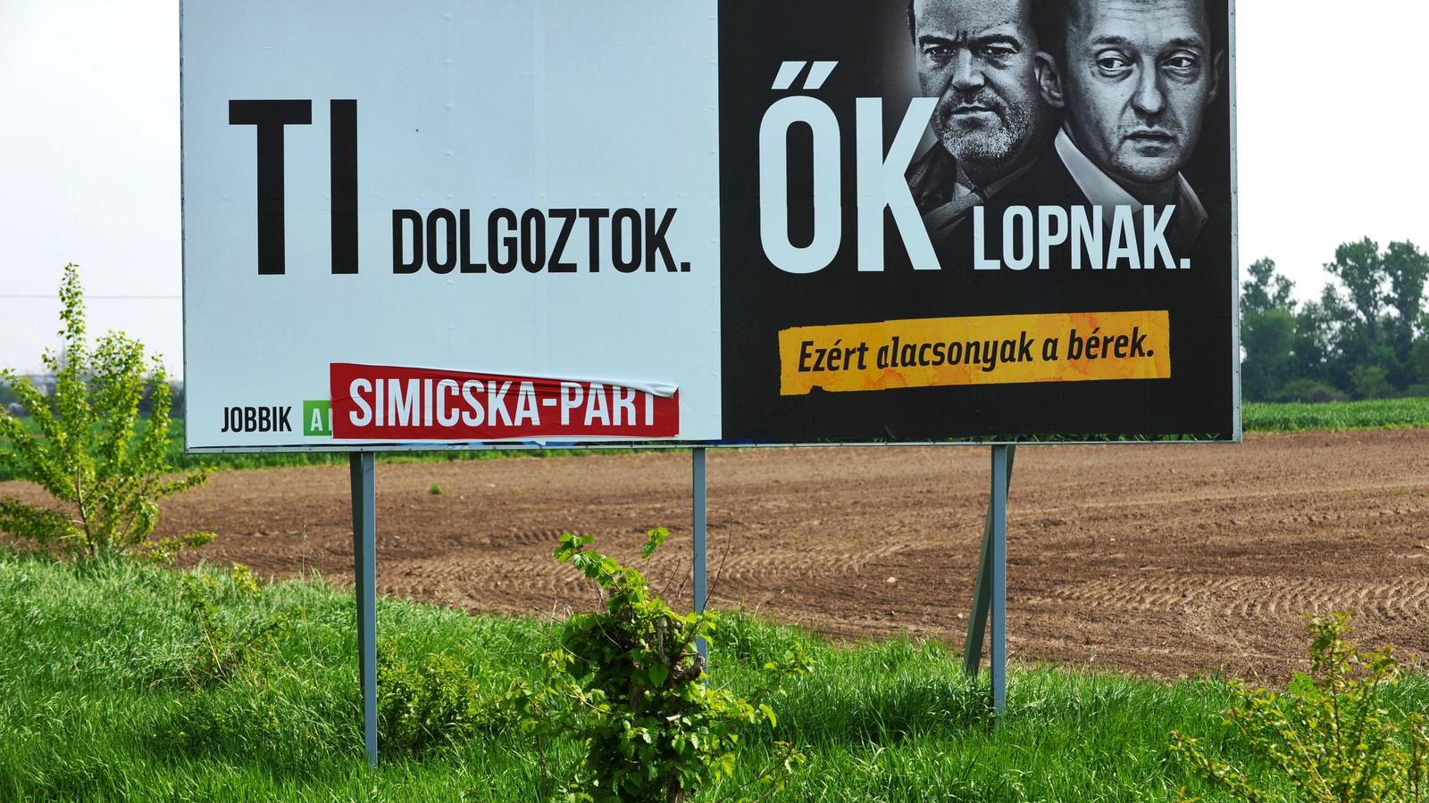 A Jobbik plakátjait "Simicska-párt" feliratokkal látták el országszerte FOTÓ: Molnár Ádám