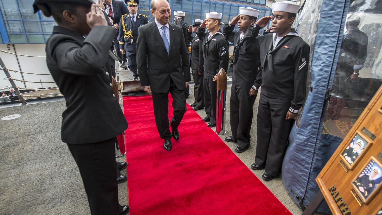 Traian Basescu volt román elnök és  FOTÓ: :U.S. Navy/Getty Images