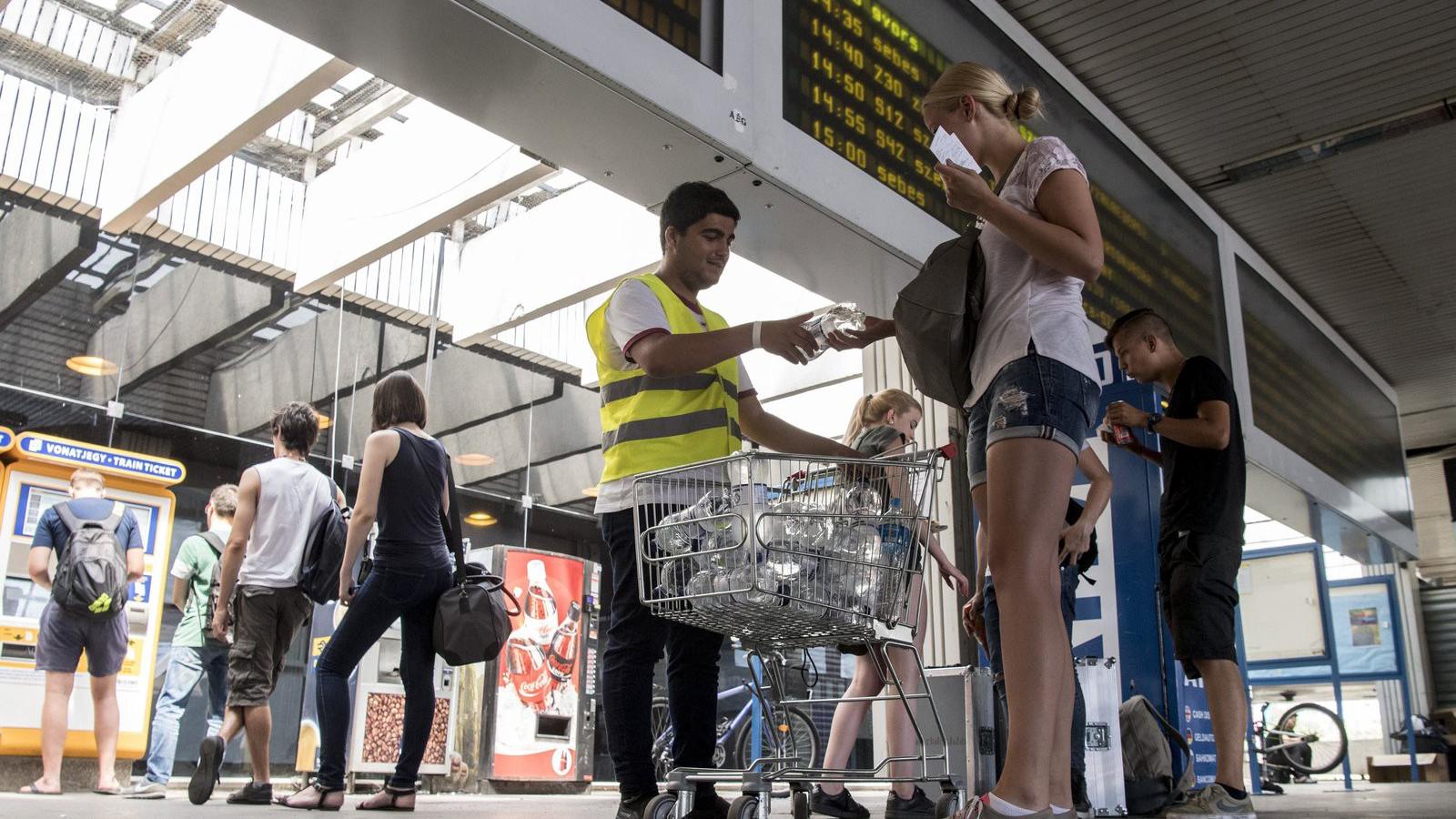 Vizet osztanak a Déli pályaudvarnál - MTI Fotó: Szigetváry Zsolt