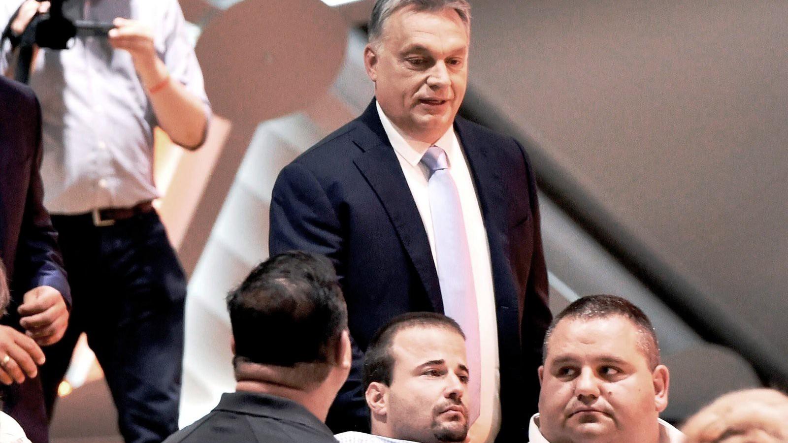 Orbán Viktor miniszterelnök snájdig férfiemberek társaságában