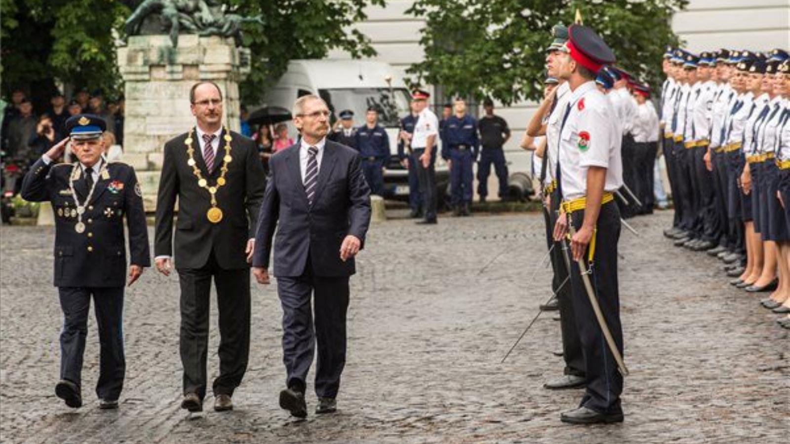 Pintér Sándor belügyminiszter, Patyi András, a Nemzeti Közszolgálati Egyetem rektora és Boda József a rendészettudományi kar dék