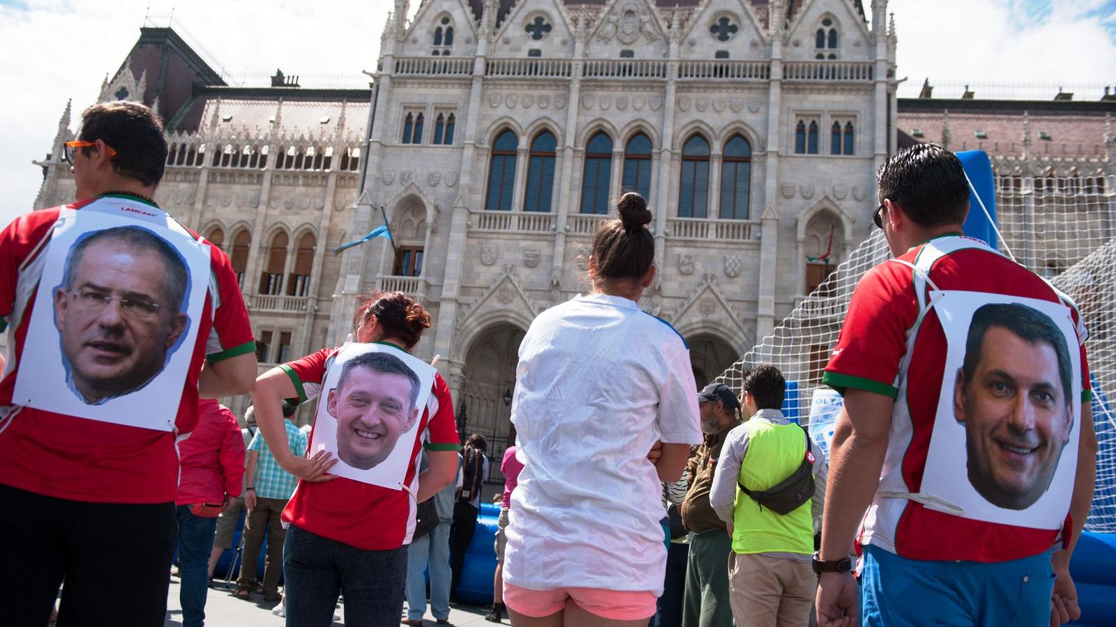 Civilfutballperformansz a parlament előtt, június elején FOTÓ: TÓTH GERGŐ