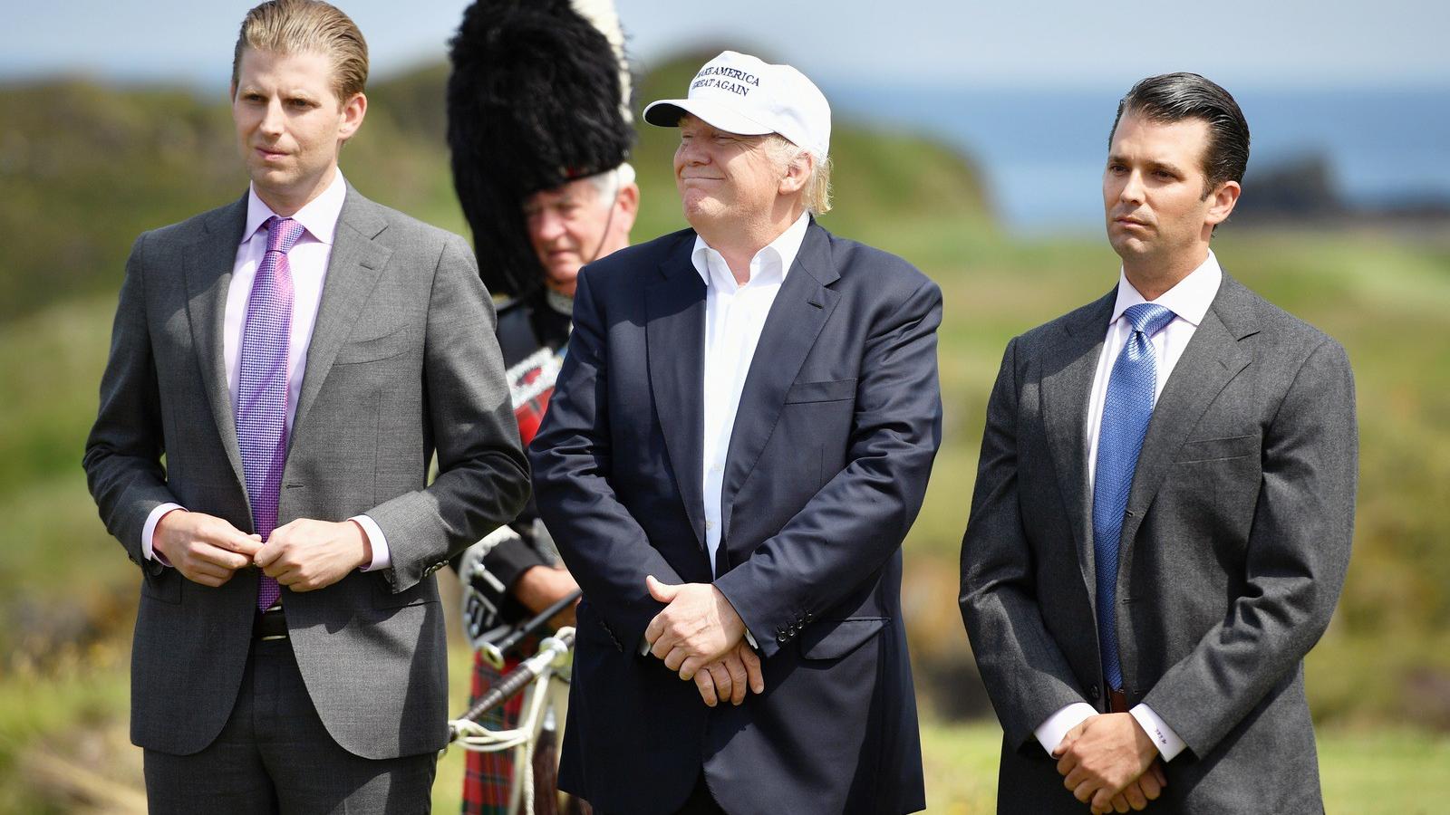 Trump két fiával, Eric Trumppal és Donald Trump juniorral FOTÓ: Jeff J Mitchell/Getty Images