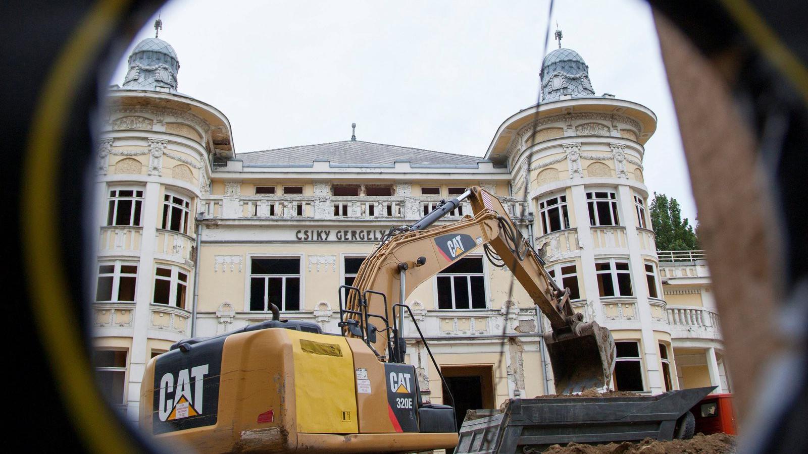 A színház kívülről, felújítás alatt - Hogy belül mi zajlik, az most "kikandikált" a függöny mögül - Fotó: MTI/Varga György