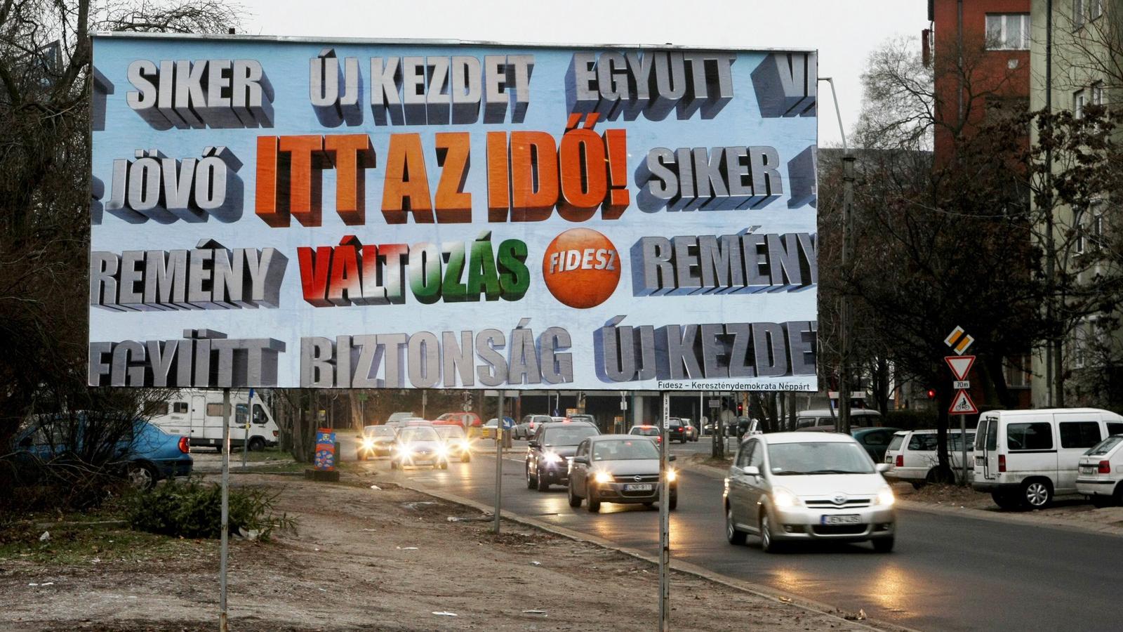 CSAK A FIDESZ - A 2010-es és ’14-es kampányban is elözönlötték a közterületeket a mai kormánypártok reklámjai – akkor Simicska L