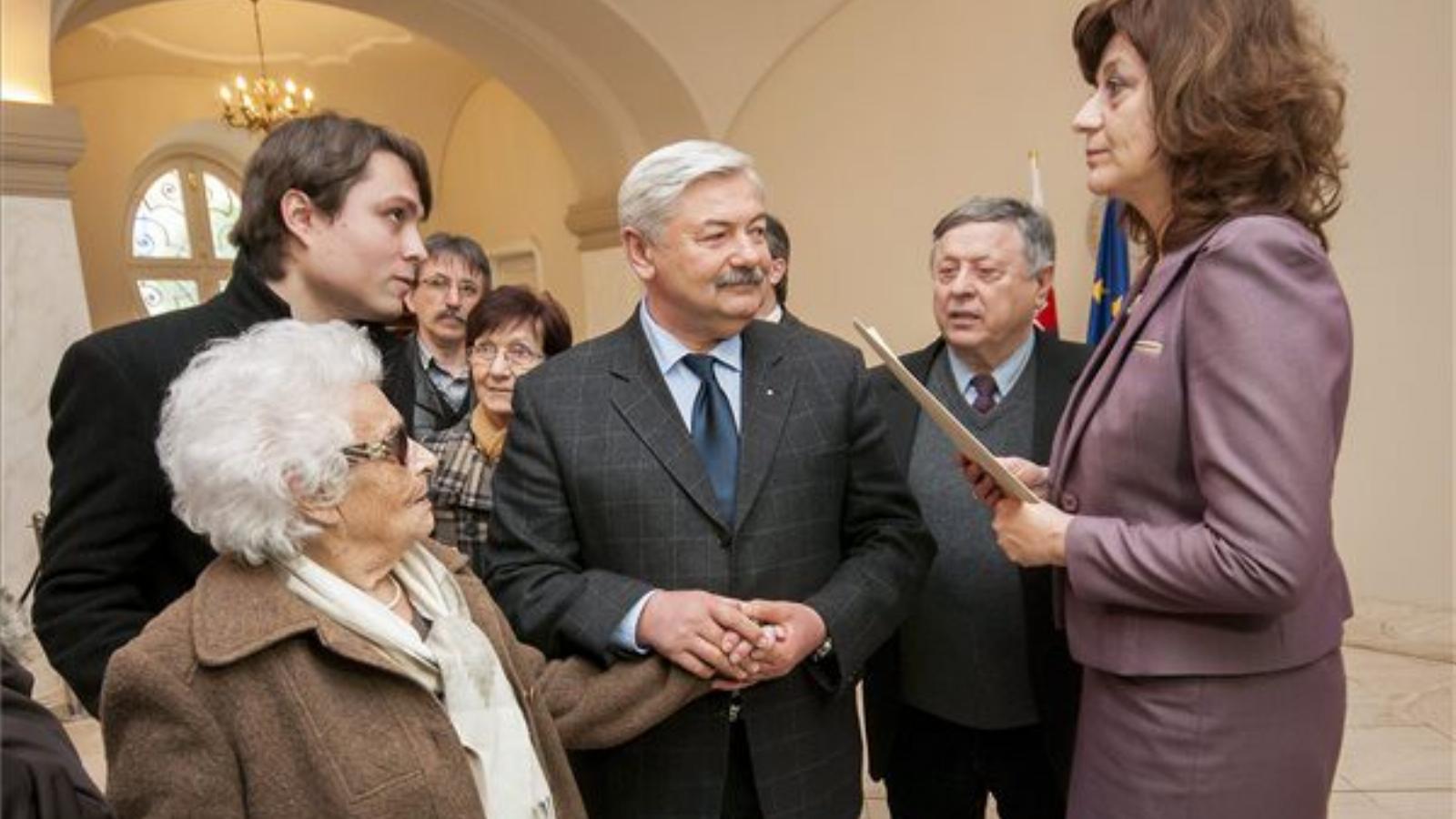 Tamás Ilonka (balra) és Lomnici Zoltán (középen) átadják a memorandumot. FOTÓ: MTI, Krizsán Csaba