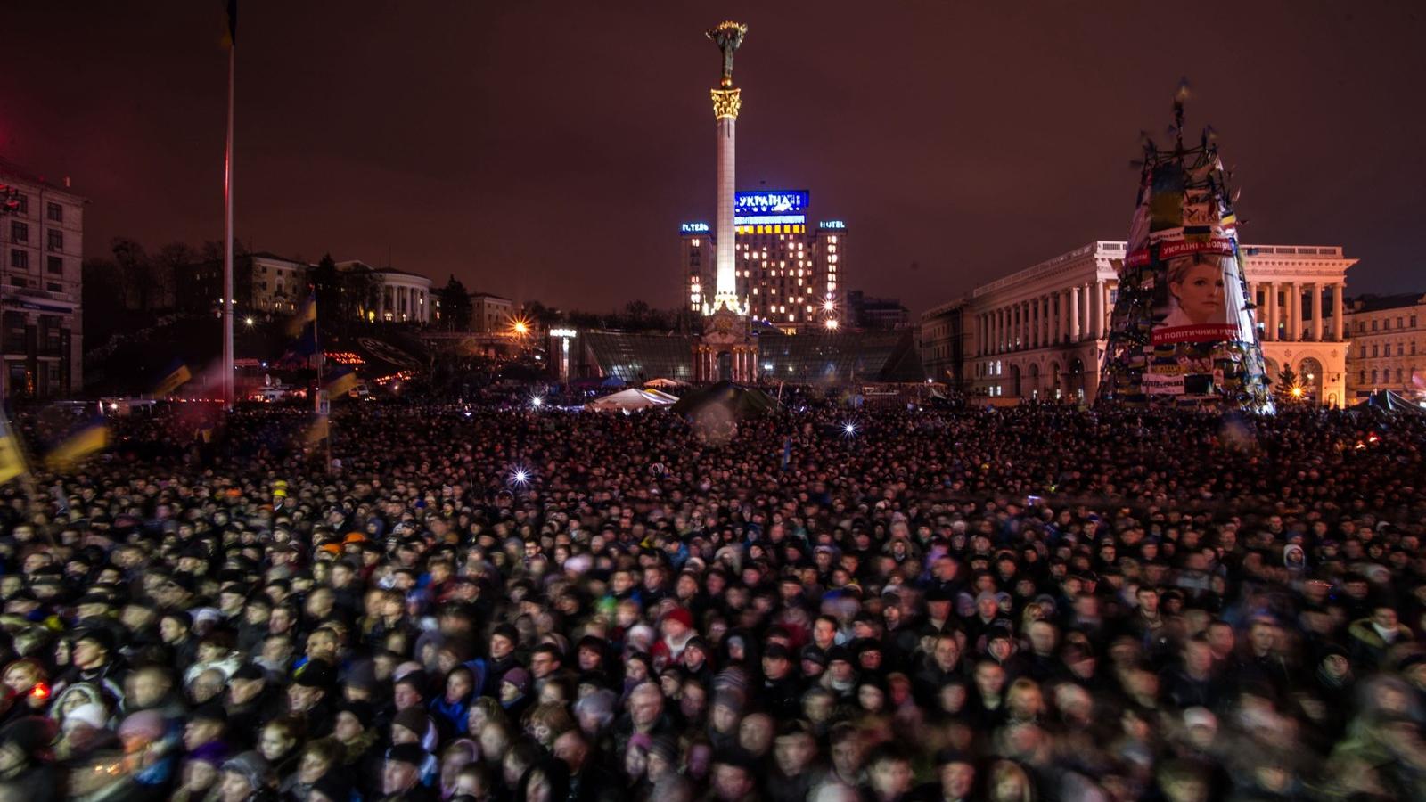 Ismét hatalmas tömeg gyűlt össze a kijevi Majdanon (Függetlenség tér), ahol az egységkormány tagjait jelentették be FOTÓ: BIELIK