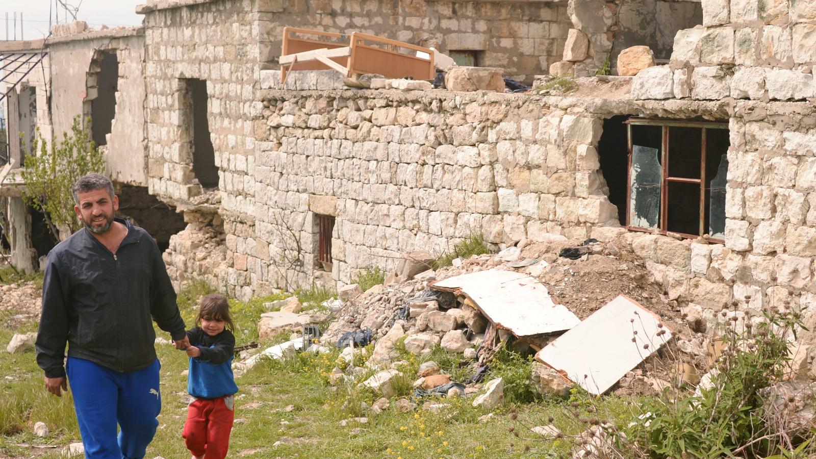 Szíriai apa kislányával szétbombázott lakóhelyükön - AFP fotó