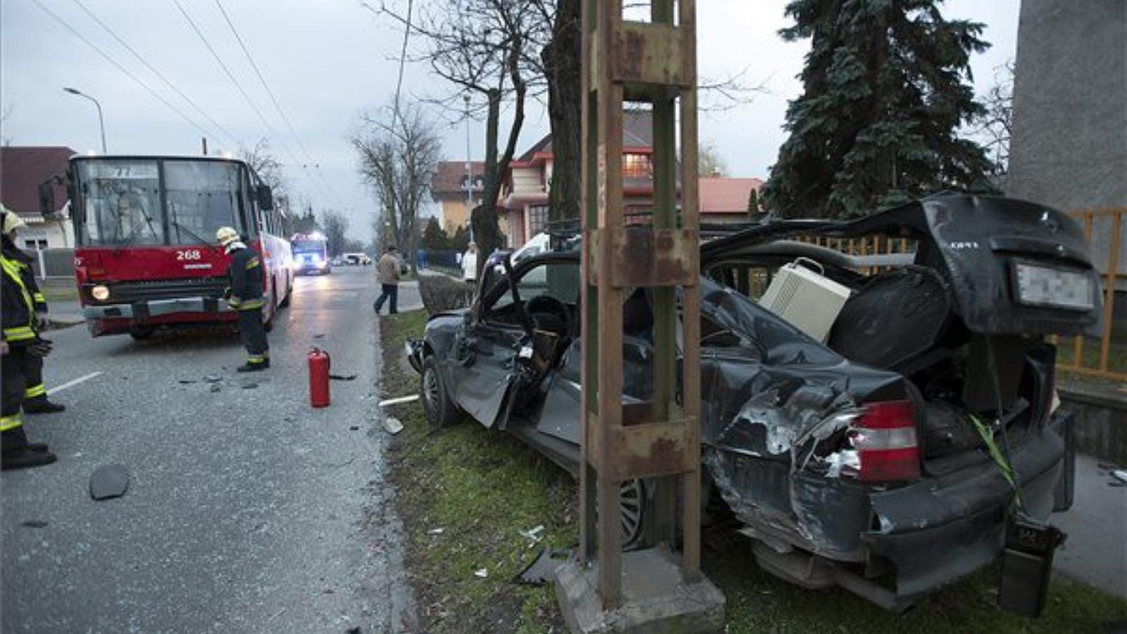 Összeroncsolódott személyautó műszaki mentésén dolgoznak tűzoltók a főváros XIV. kerületében, a Cinkotai út és a Lipótvár utca k