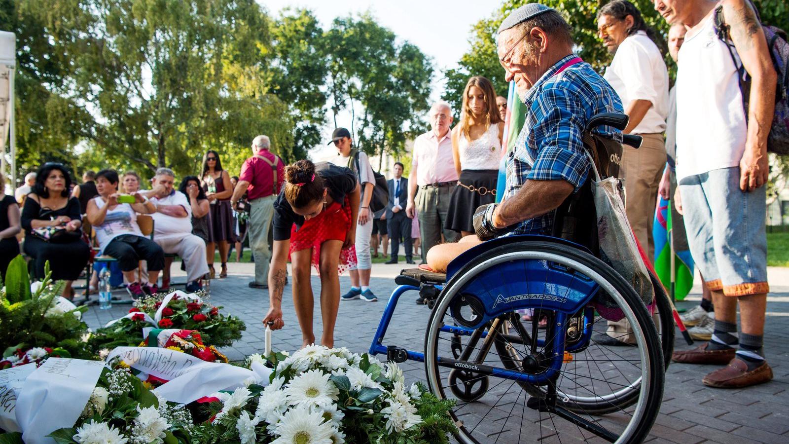 Résztvevők a roma holokauszt emléknapján tartott megemlékezésen a fővárosi Nehru parton MTI Fotó: Balogh Zoltán