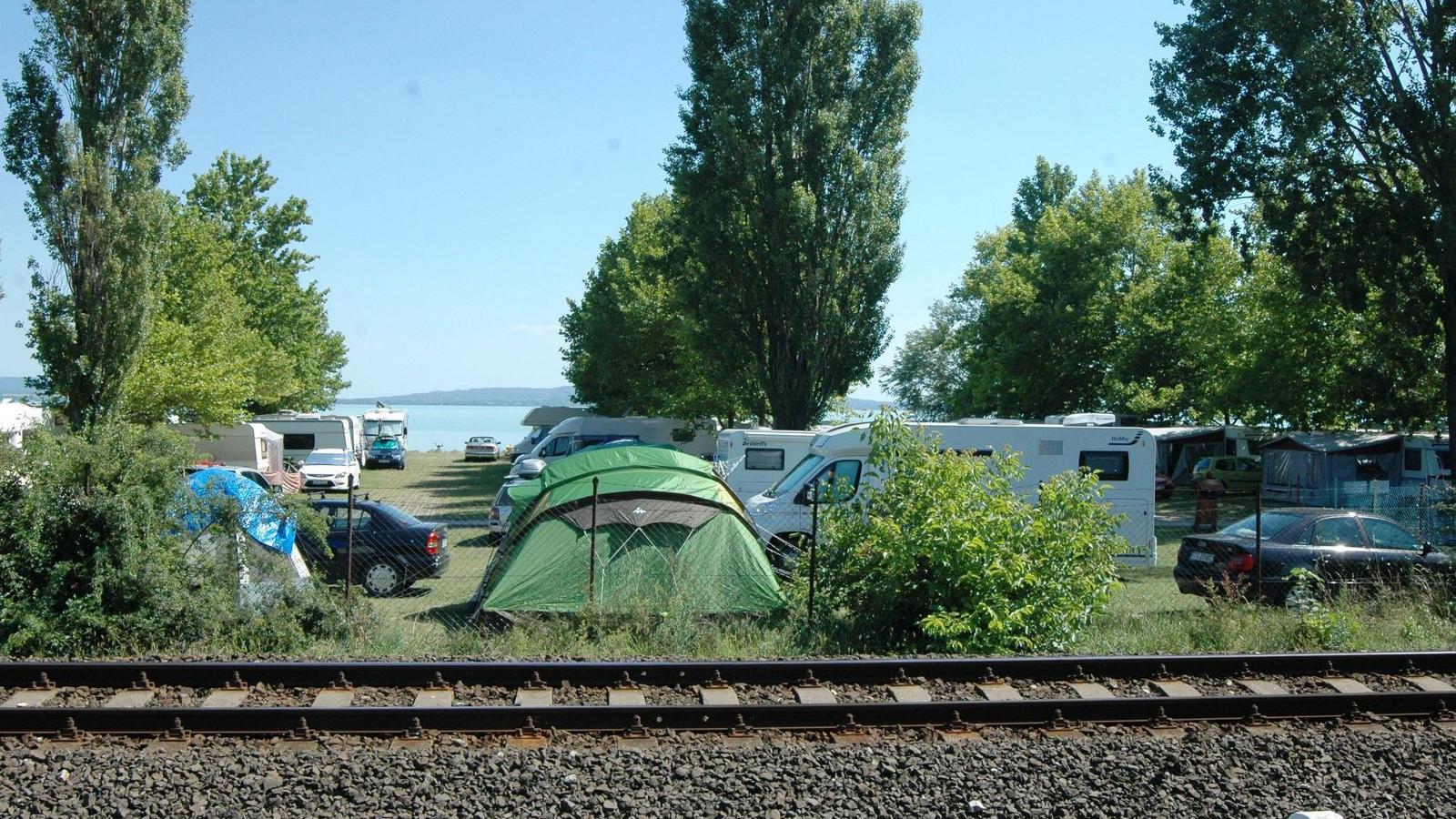 A Strand kemping Balatonakaliban, a vasút és a Balaton-part között, csaknem 4 hektáron A szerző felvételei