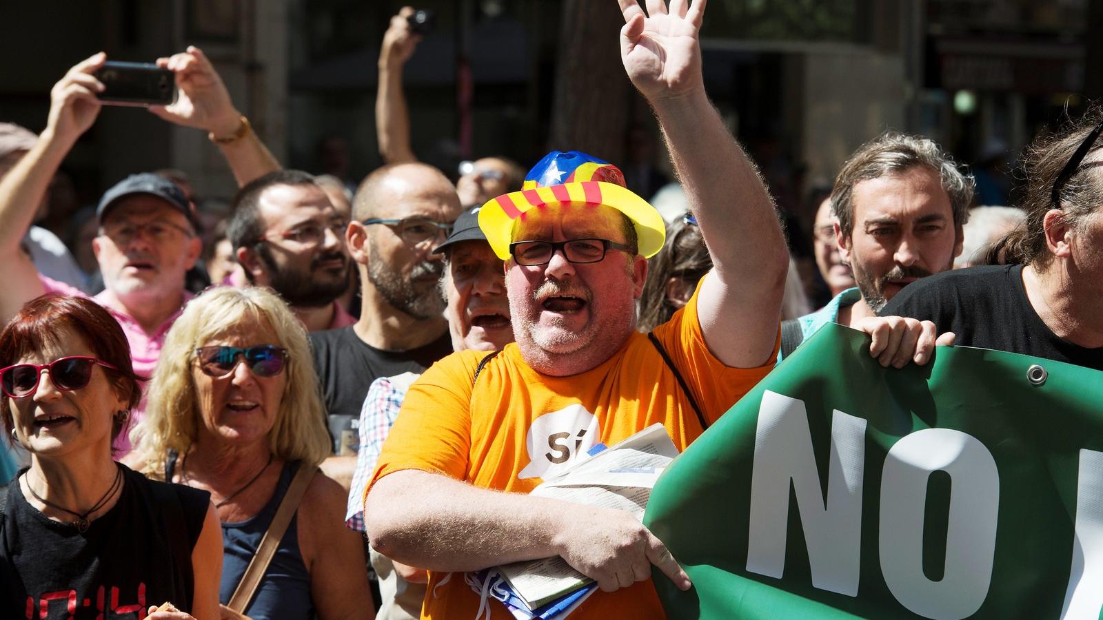 Függetlenségpárti tüntetők egy barcelonai demonstráción. A felmérések szerint kevesebben vannak FOTÓ: AFP/JOSEP LAGO